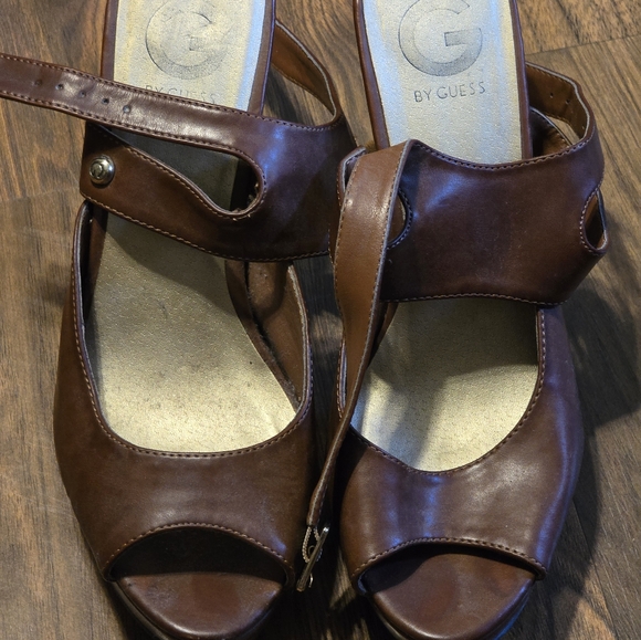 Women's size 8.5 G by Guess Vikki-R brown heel. - Picture 2 of 2